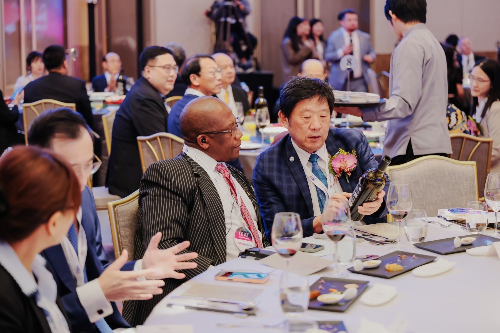 IEAT Americas Committee Chairman Tsung with South African Representative