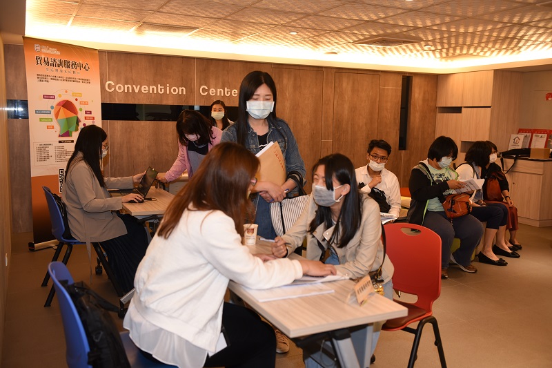 會員廠商現場就經濟部各項紓困作業向各單位諮詢。
