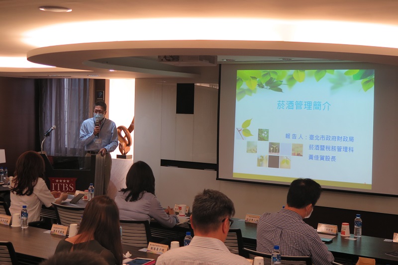 台北市財政局黃股長佳賀(立者)就台北市菸酒查緝實務與會員交流。