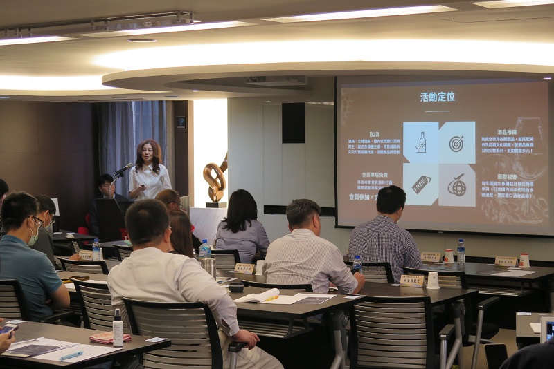 本會貿易推廣處方處長芬美(立者)介紹「2020國際酒類產品貿易推廣會」活動內容。