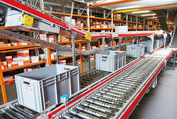 warehouse management system  Conveyer with automaticaly moving boxes
