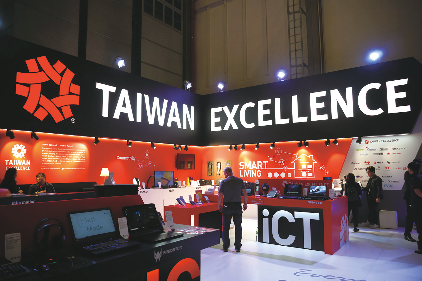 shutterstock_1882767883 1